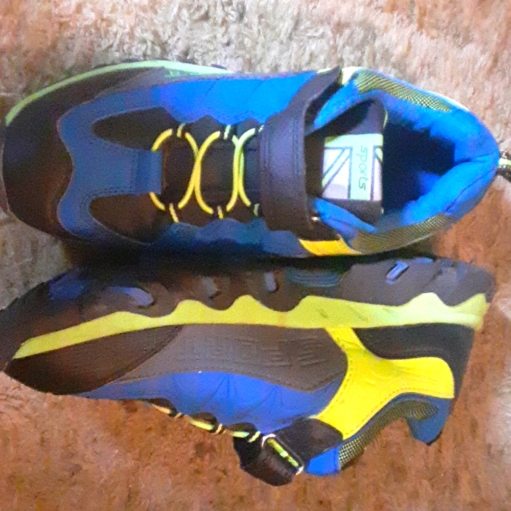 Boys no tie sneakers. Size 5, blue & yellow brand sports.